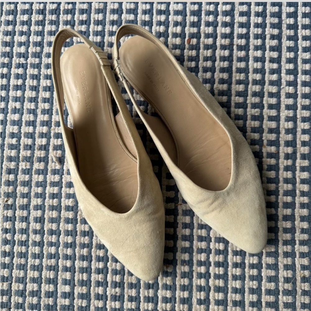 Everlane pointed toe sling back flats - women’s size 8 in cream suede